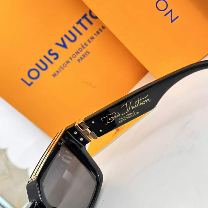 Picture of Louis Vuitton Sunglasses _SKUfw76365122fw